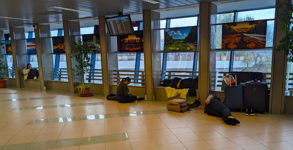 Salarii exorbitante la Otopeni înainte de sărbători: 5.500 de euro net pentru o singură ședință a Consiliului de Administrație. La ultima întâlnire, privatizarea a fost suspendată.