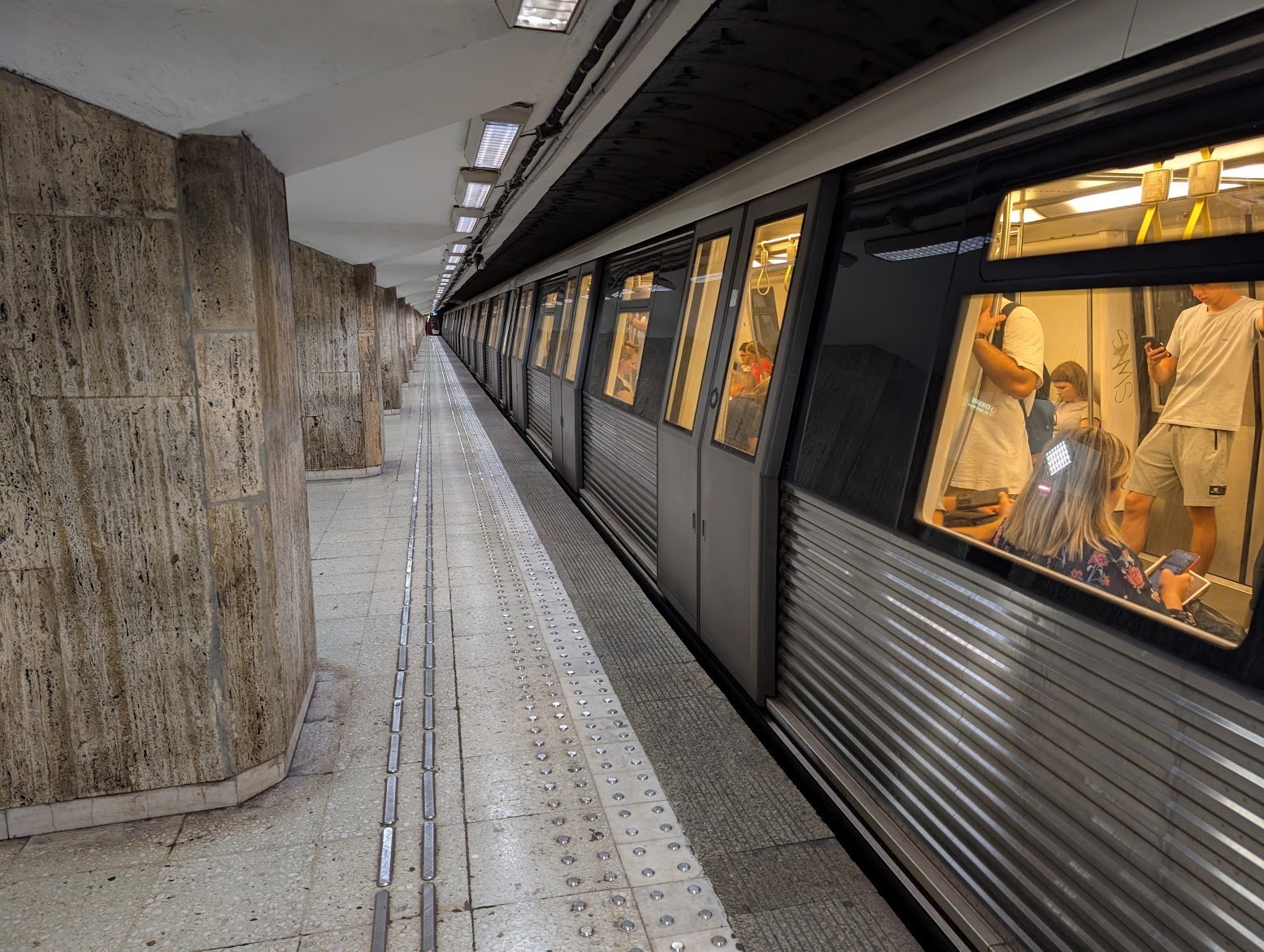 Orarul de funcționare al metroului Metrorex în perioada Sărbătorilor: Cum circulă metroul în timpul Crăciunului și Revelionului