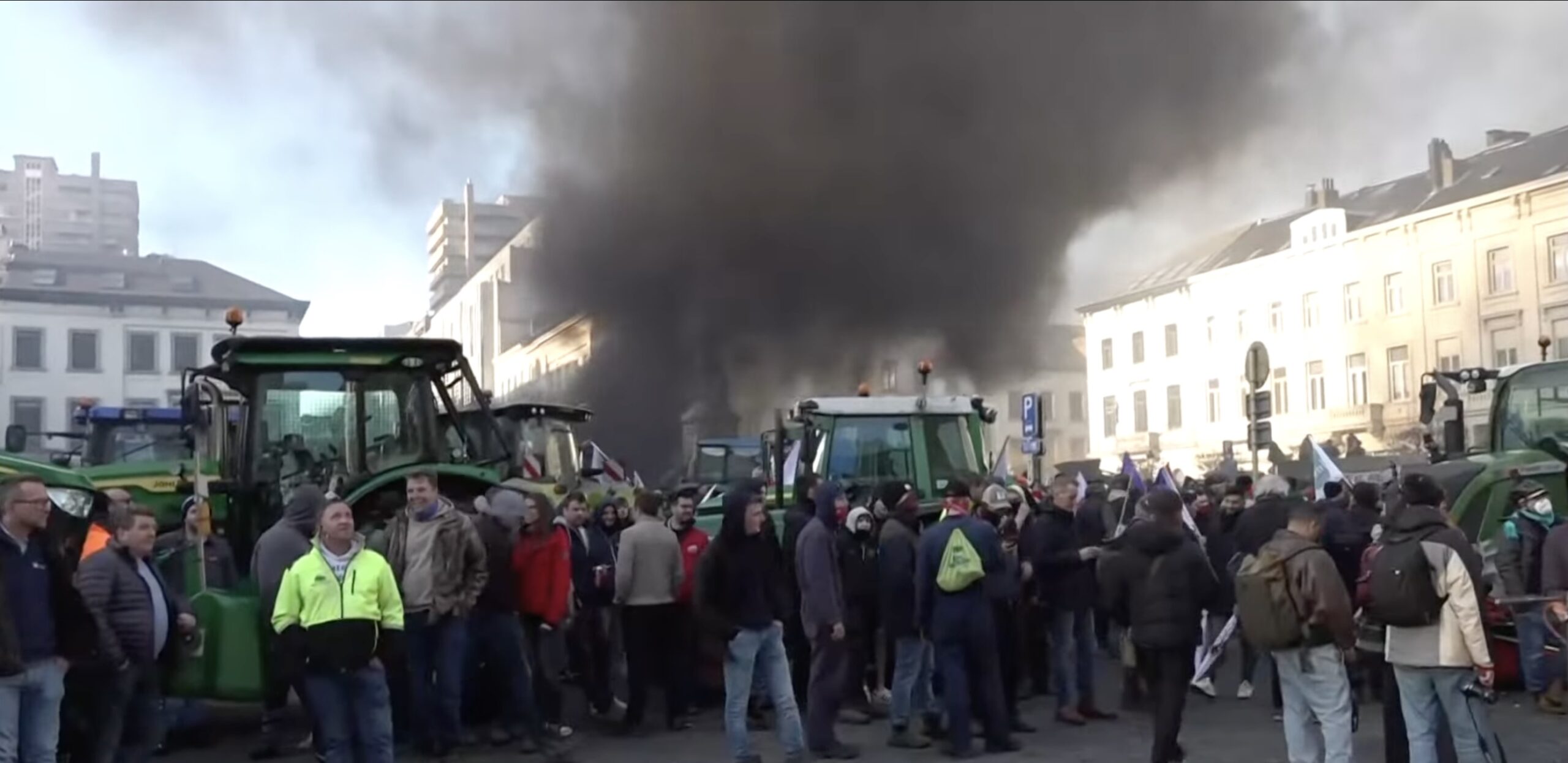 Protest vehement al fermierilor la Bruxelles, în apropierea Consiliului European: blocarea străzilor cu tractoare, incendii și confruntări tensionate cu forțele de ordine