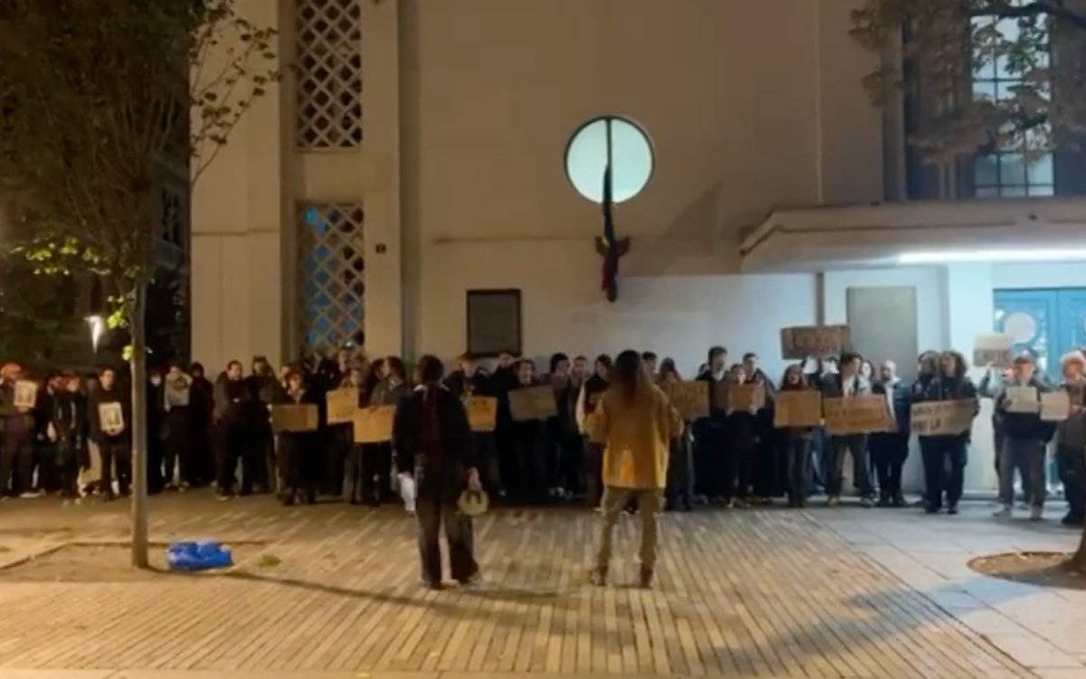Unii studenți din Cluj au protestat pentru a cere demisia ministrului Daniel David, manifestând împotriva reducerilor bugetare în domeniul educației