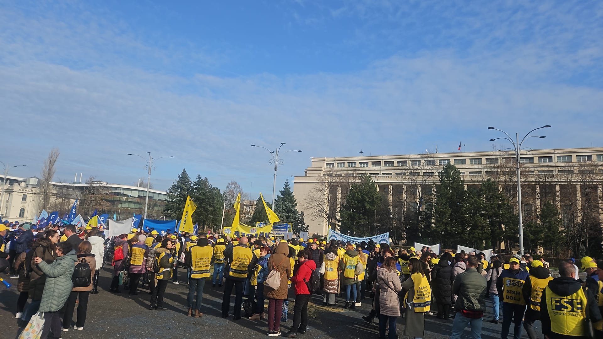 Video: Peste 1.000 de sindicaliști din domeniul educației protestează în fața Guvernului pentru a cere demisia ministrului Daniel David, afirmând că demnitatea profesorilor nu se negociază