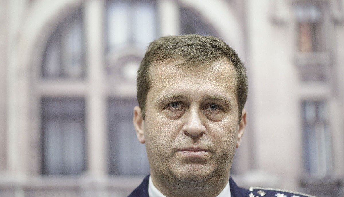 Adjunctul Poliției Capitalei, comisarul Radu Gavriș, a învins în instanță Agenția Națională de Integritate, după ce aceasta l-a considerat incompatibil pentru participarea la cursuri ca expert la un institut juridic și la un minister din Republica Moldova, în cadrul unei misiuni europene; decizia nu este definitivă