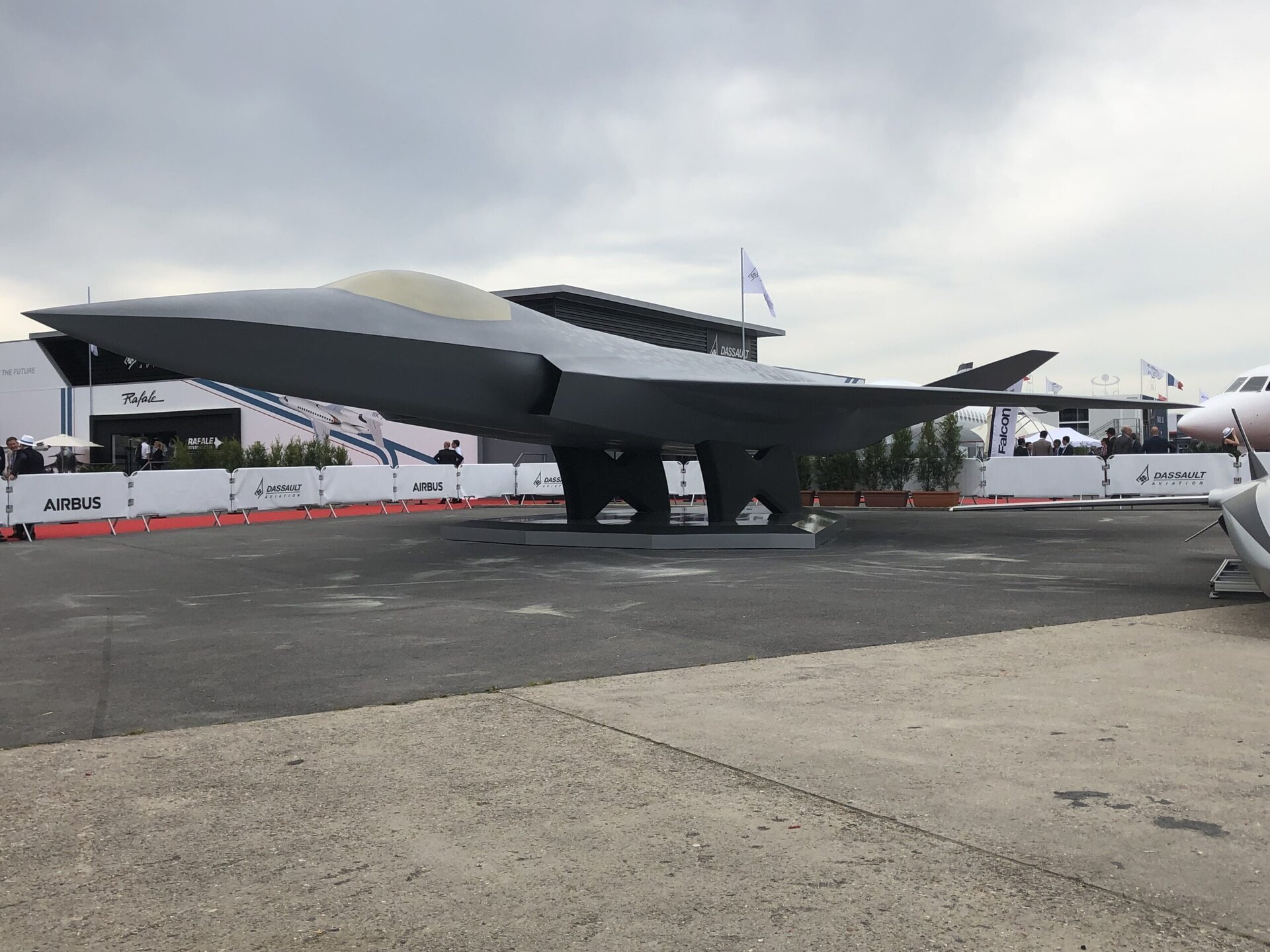 Amânarea deciziei privind continuarea programului european de avioane de luptă, un proiect strategic de anvergură al Uniunii Europene, reflectă dificultățile și incertitudinile ce planează asupra cooperării militare intra-europene