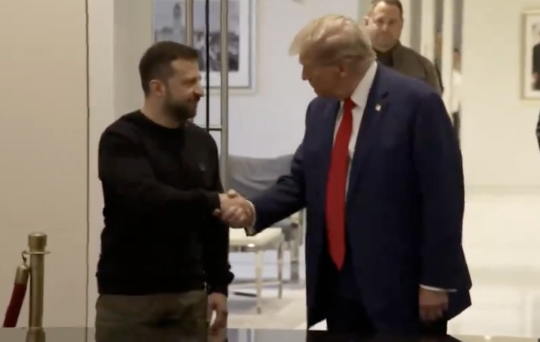 Discuții pentru încheierea conflictului din Ucraina, cu noi probleme spinoase în joc După o întâlnire tensionată în Florida, președintele american Donald Trump a anunțat că, deși se lucrează intens pentru a stabili un acord de pace în războiul din Ucraina, existența ”unei sau două probleme spinoase” rămâne obstacol major în procesul de negocieri