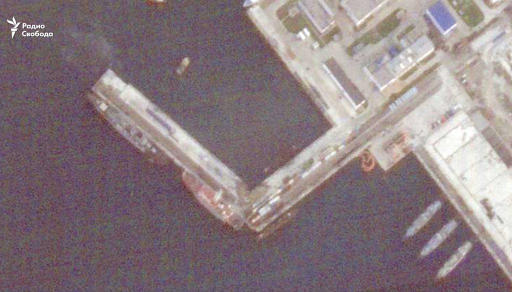 Imagini satelitare ale golfului Novorossiysk evidențiază daunele cauzate de dana de acostare a submarinului rusesc, despre care Ucraina afirmă că a fost serios avariată