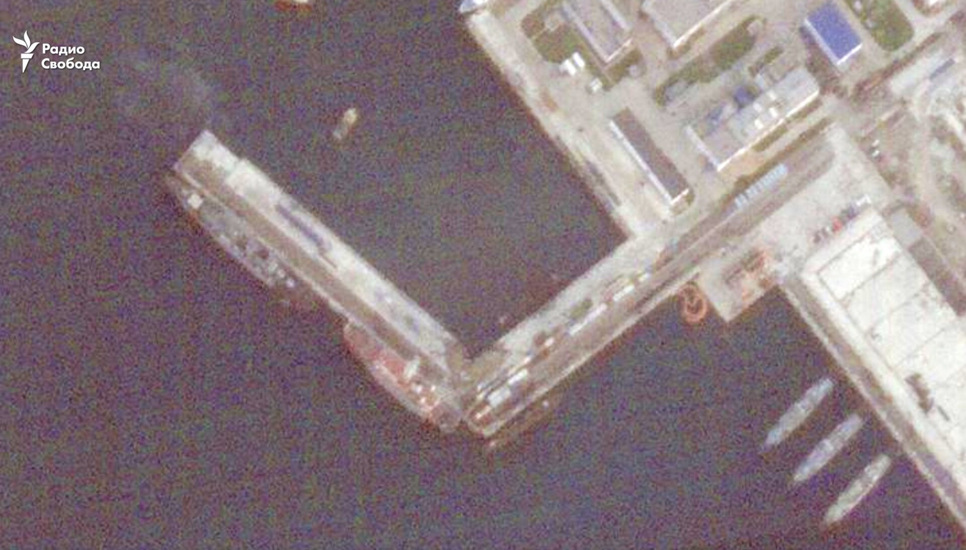 Imagini satelitare ale golfului Novorossiysk evidențiază daunele cauzate de dana de acostare a submarinului rusesc, despre care Ucraina afirmă că a fost serios avariată