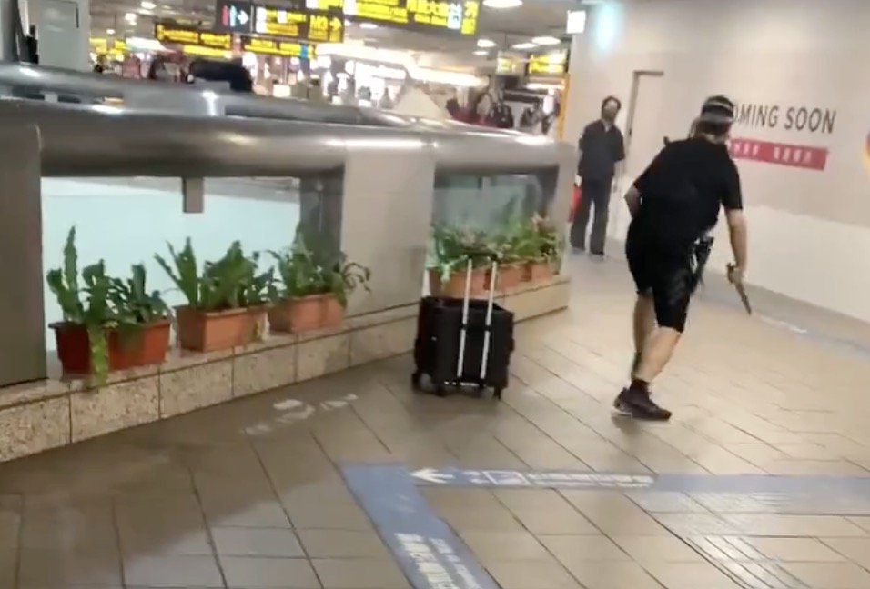 [ad_1] Cel puțin două persoane au fost ucise și opt au fost rănite într-un incident petrecut vineri, 19 decembrie, în urma unor atacuri cu arme albe în două stații de metrou din Taipei, capitala Taiwanului, conform declarațiilor șefului unității de pompieri locale pentru agenția de presă AFP