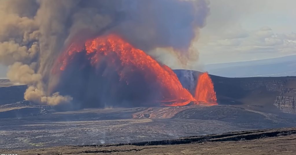 [ad_1] Un vulcan din Hawaii a ejectat lavă către o cameră de filmare aflată la distanță, care surprindea momentul erupției