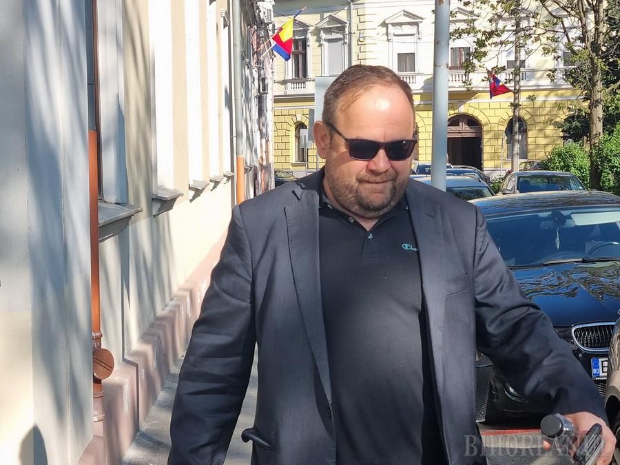 Descinderi la primăria din Lugașu și în locuințele primarului și viceprimarului din Bihor, într-un caz de delapidare / Primarul Sorban Levente a lansat recent critici la adresa produselor olandeze