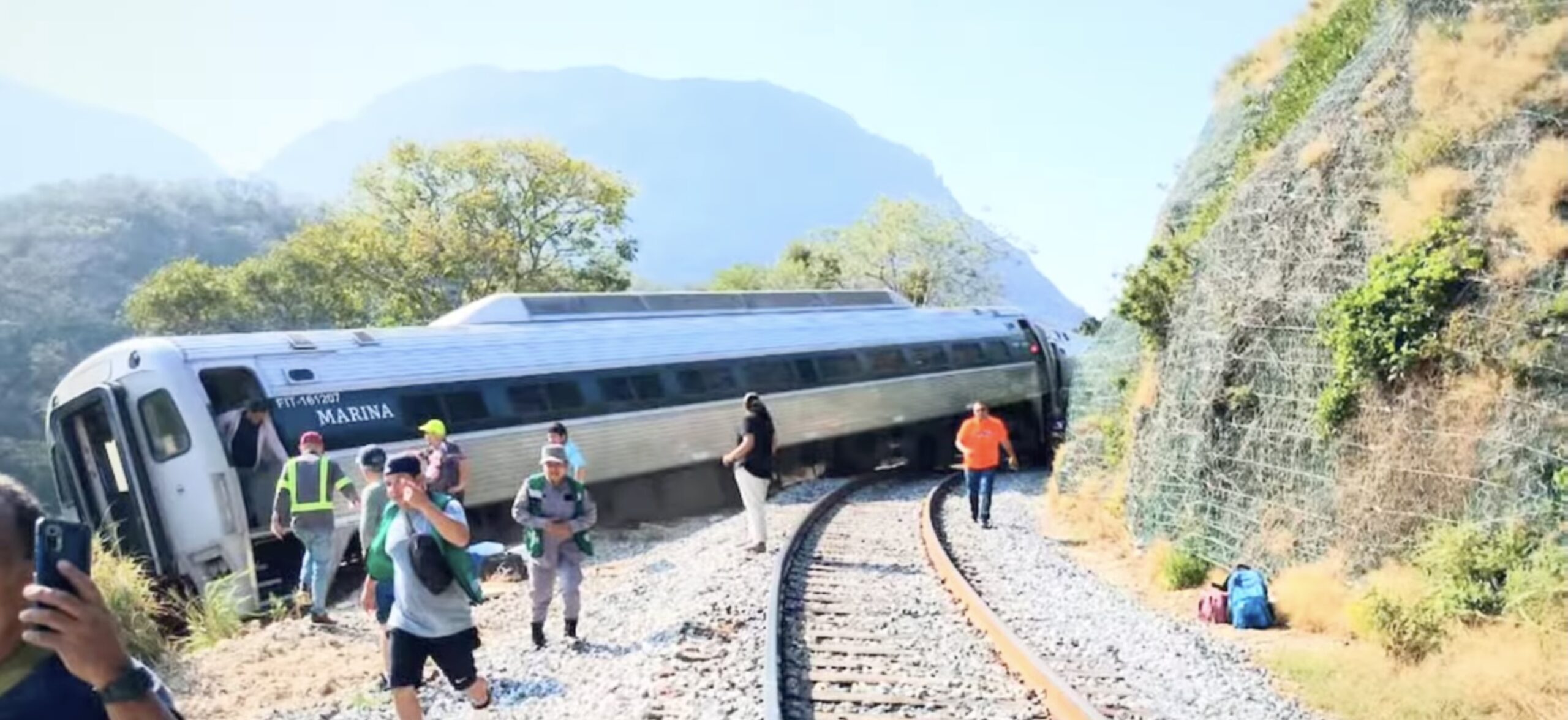 [ad_1] Un tren cu peste 240 de pasageri şi nouă angajaţi ai companiei feroviare s-a răsturnat duminică în statul Oaxaca, situat în partea de sud a Mexicului, conform informațiilor oferite de marina mexicană, cea care gestionează această linie feroviară