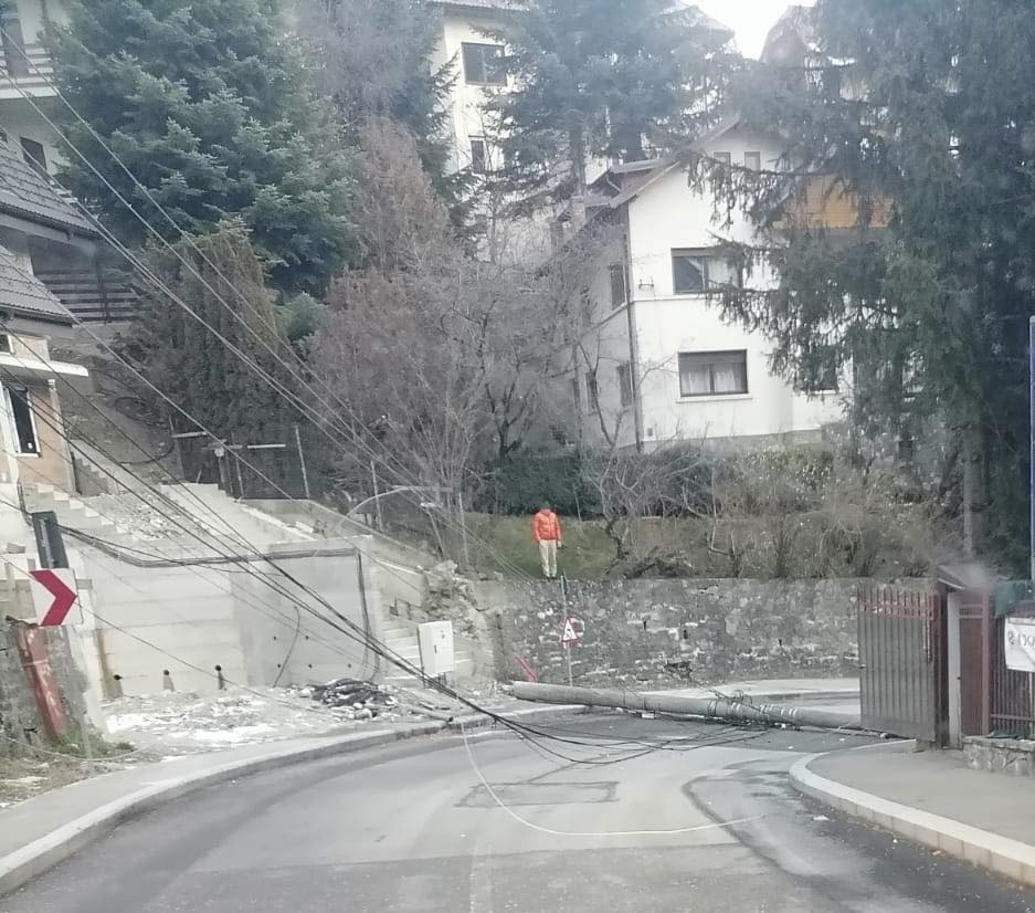 Primăria Sinaia anunță un val intens de vânt care a început în urmă cu noapte și persistă acum, solicitând cetățenilor să acorde maximumă atenție avertismentelor și să evite deplasările neesențiale pentru siguranța tuturor.