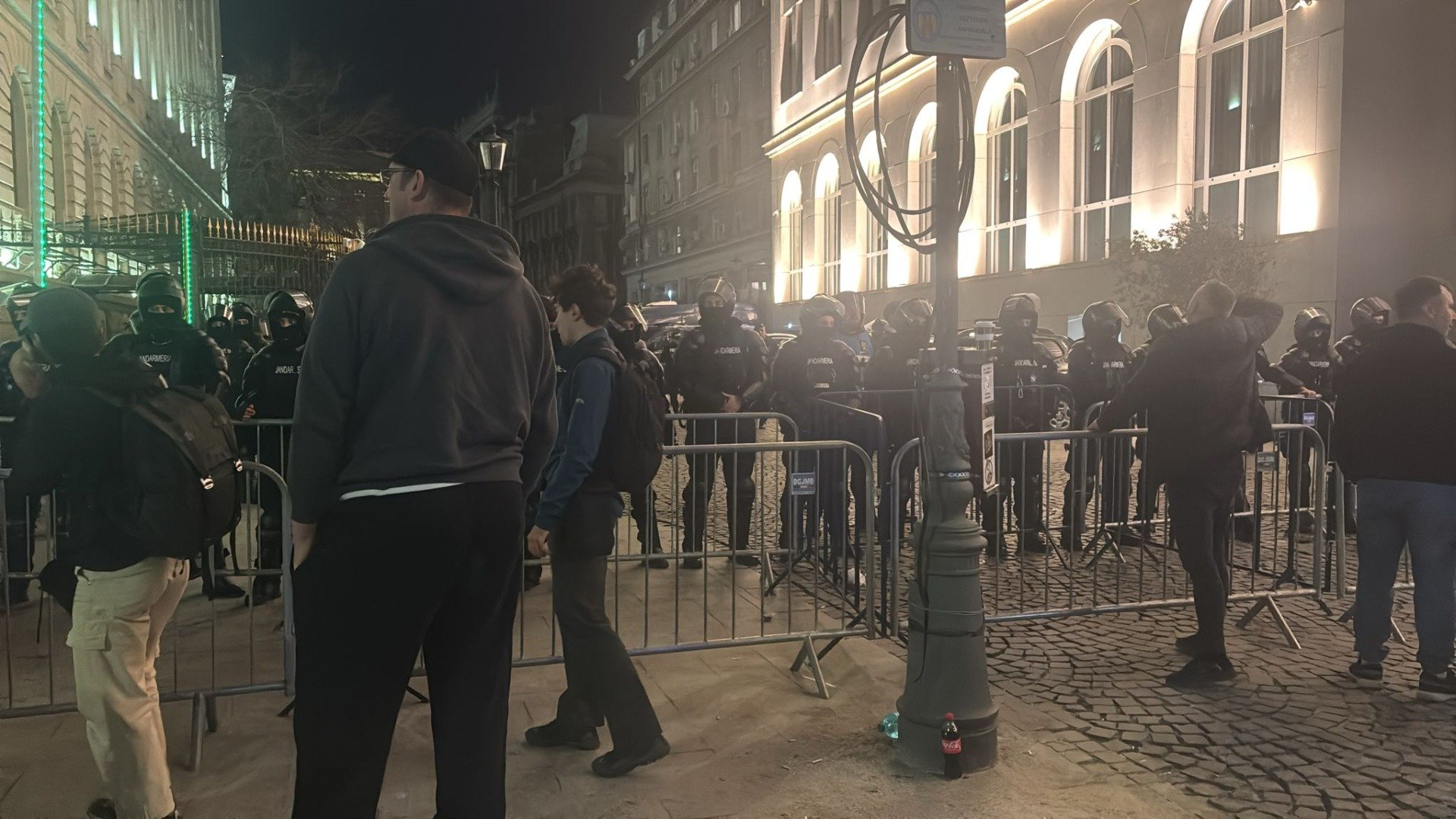 Bărbat din București, condamnat pentru instigare la revoltă față de Guvern Un cetățean din București, cunoscut pentru susținerea unor lideri politici precum Călin Georgescu și George Simion, a fost condamnat recent de Judecătoria Sectorului 6 la o amendă penală de 8.400 de lei