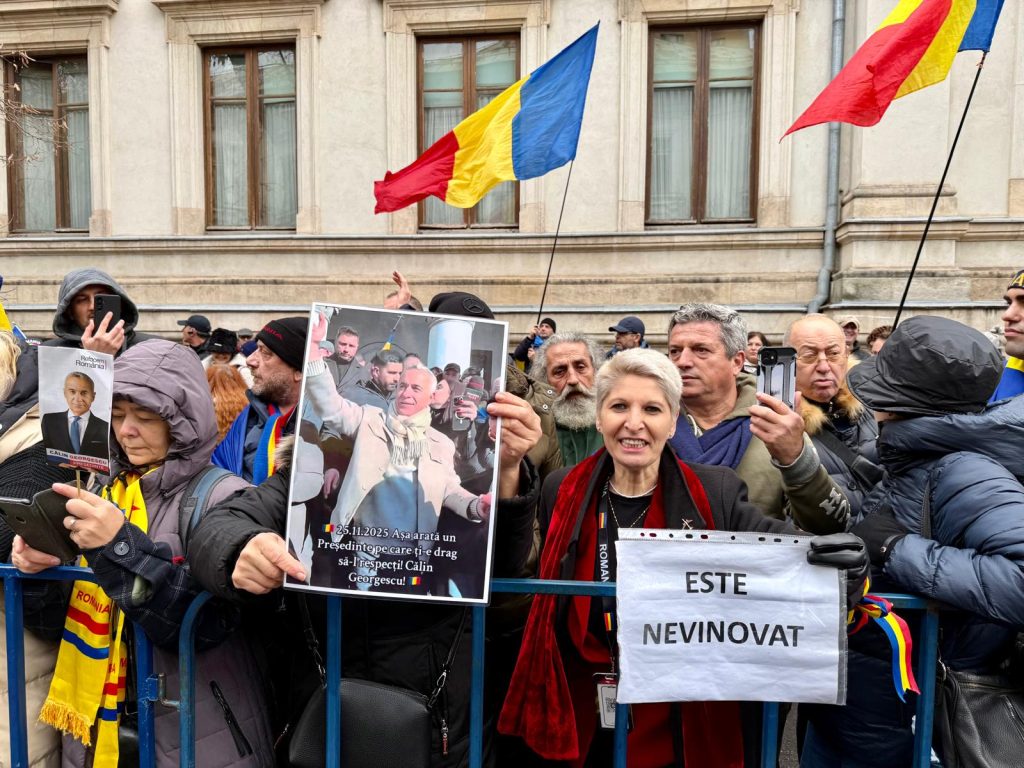 Video: Călin Georgescu, întâmpinat de susținători în fața Judecătoriei Sectorului 1, în așteptarea deciziei privind controlul judiciar și începutul procesului pentru acuzații de propagandă legionară