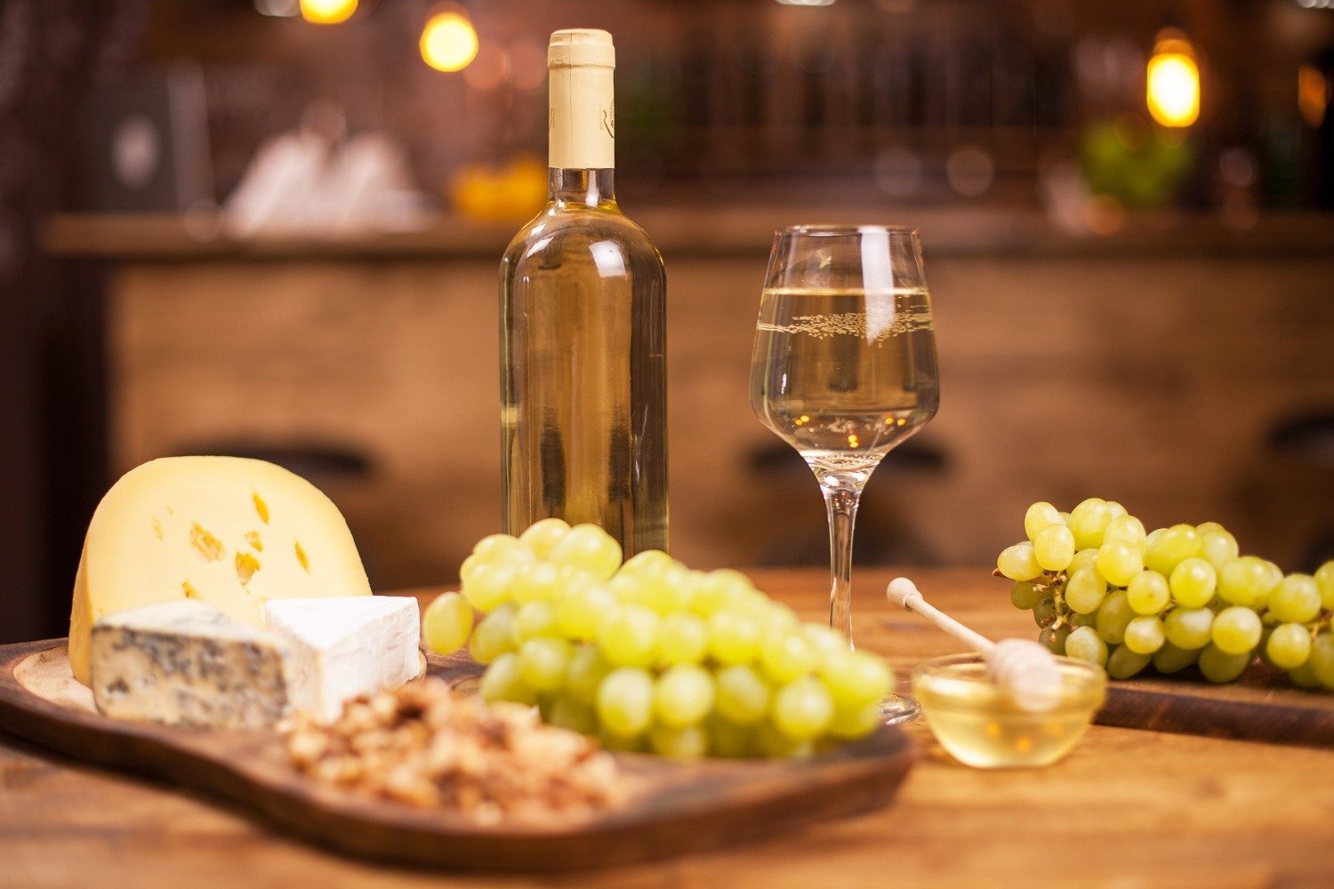 Cină simplă și gustoasă: Propuneri de vin și brânzeturi pentru serile de iarnă alături de șemineu, cu patru mâncăruri ușor de pregătit pentru o seară relaxantă