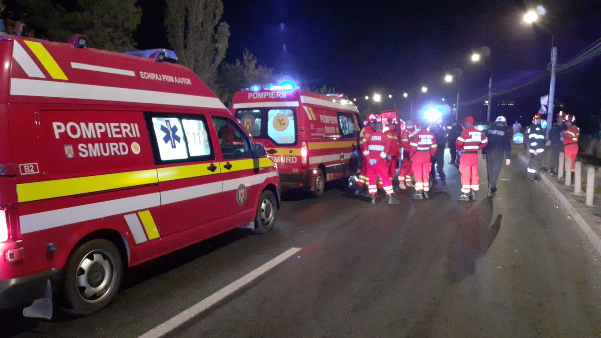 [ad_1] Zece persoane, printre care șapte copii, au suferit răni și au fost duse la spital după ce microbuzul în care se aflau a lovit, duminică, o clădire în localitatea Bratei, situată pe DN 14, în județul Sibiu