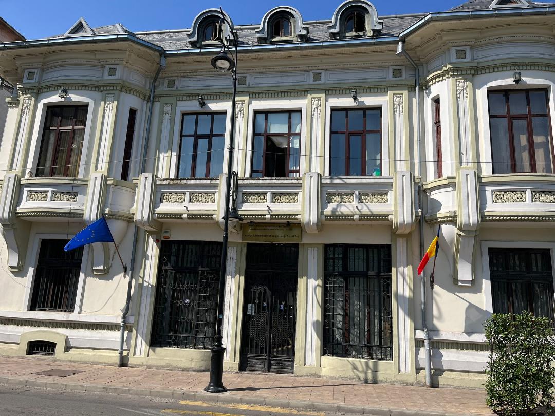 Asistența socială din Dolj: 127,45 milioane lei pentru 290.000 de beneficiari în decembrie 2025 Agenția Județeană pentru Plăți și Inspecție Socială (AJPIS) Dolj a virat, în luna decembrie 2025, suma impresionantă de 127,45 milioane de lei pentru a susține beneficiarii de asistență socială din județ