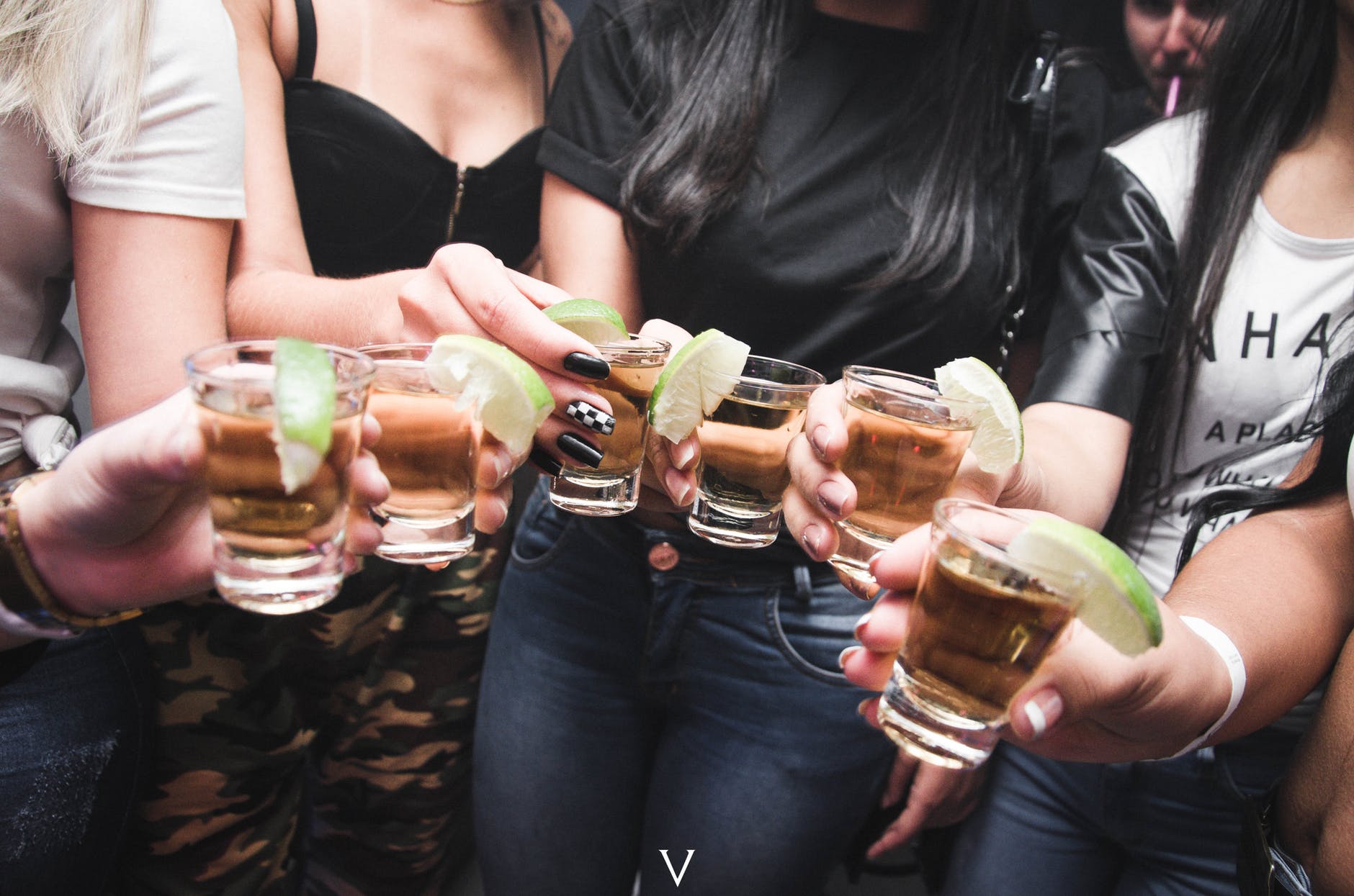 Este acceptabil să consumi mai mult alcool decât de obicei în ocazii festive?