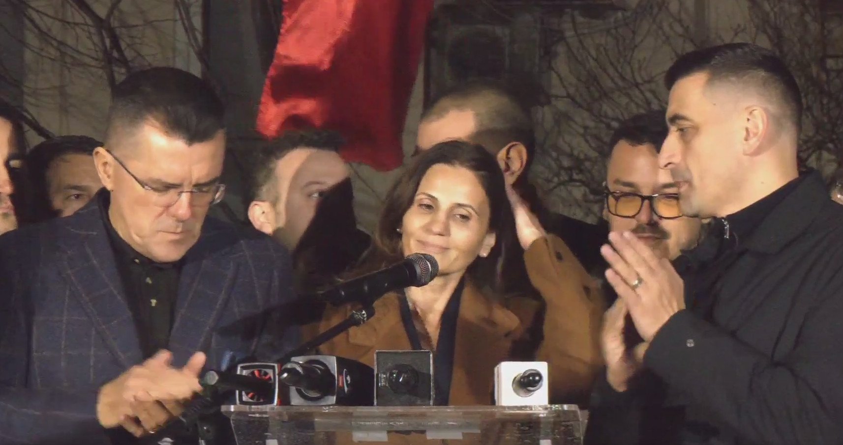 Declarații în direct ale Ancăi Alexandrescu și ale lui George Simion după primele rezultate ale exit-poll-urilor, care o poziționează pe locul trei pe fostul oficial militar considerat „anti-sistem”: „O situație dificilă pentru România”