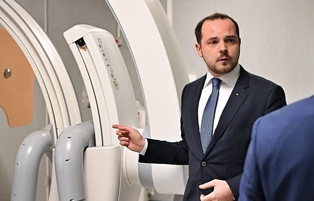 [ad_1] Ministrul Sănătății, Alexandru Rogobete, a declarat marți că intensificarea verificărilor privind concediile medicale a dus la recuperarea a aproximativ 120 de milioane de lei lunar, doar din cazuri de concedii fictive, conform agenției Mediafax