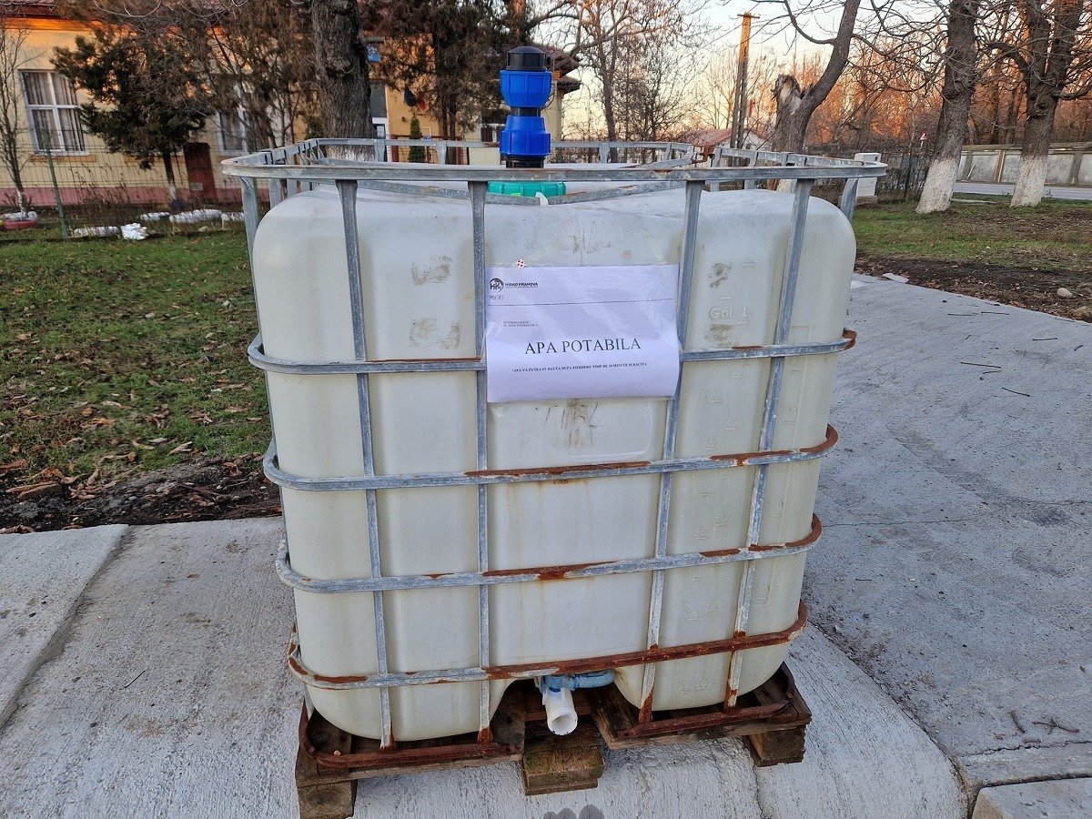 Nouă puncte de furnizare a apei potabile, distribuite în diverse zone din municipiul Curtea de Argeș, unde apa din rețeaua publică nu mai este sigură pentru consum începând din luna noiembrie
