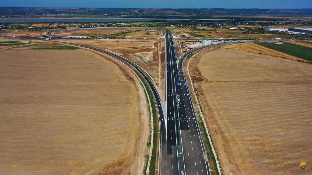 România încheie 2025 cu aproape 150 de kilometri de autostradă și drum expres deschiși în trafic, o realizare care, deși nu a atins ținta propusă inițial, se află în limitele estimărilor minime considerate sigure pentru un progres într-un domeniu atât de complex și dificil precum infrastructura rutieră