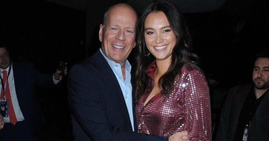 Grief and Resilience: Emma Heming’s Journey as Caregiver Emma Heming, soția lui Bruce Willis, se află într-o luptă emoțională profundă, pe măsură ce se confruntă cu vestea devastatoare a diagnosticului de demență al celebrului actor