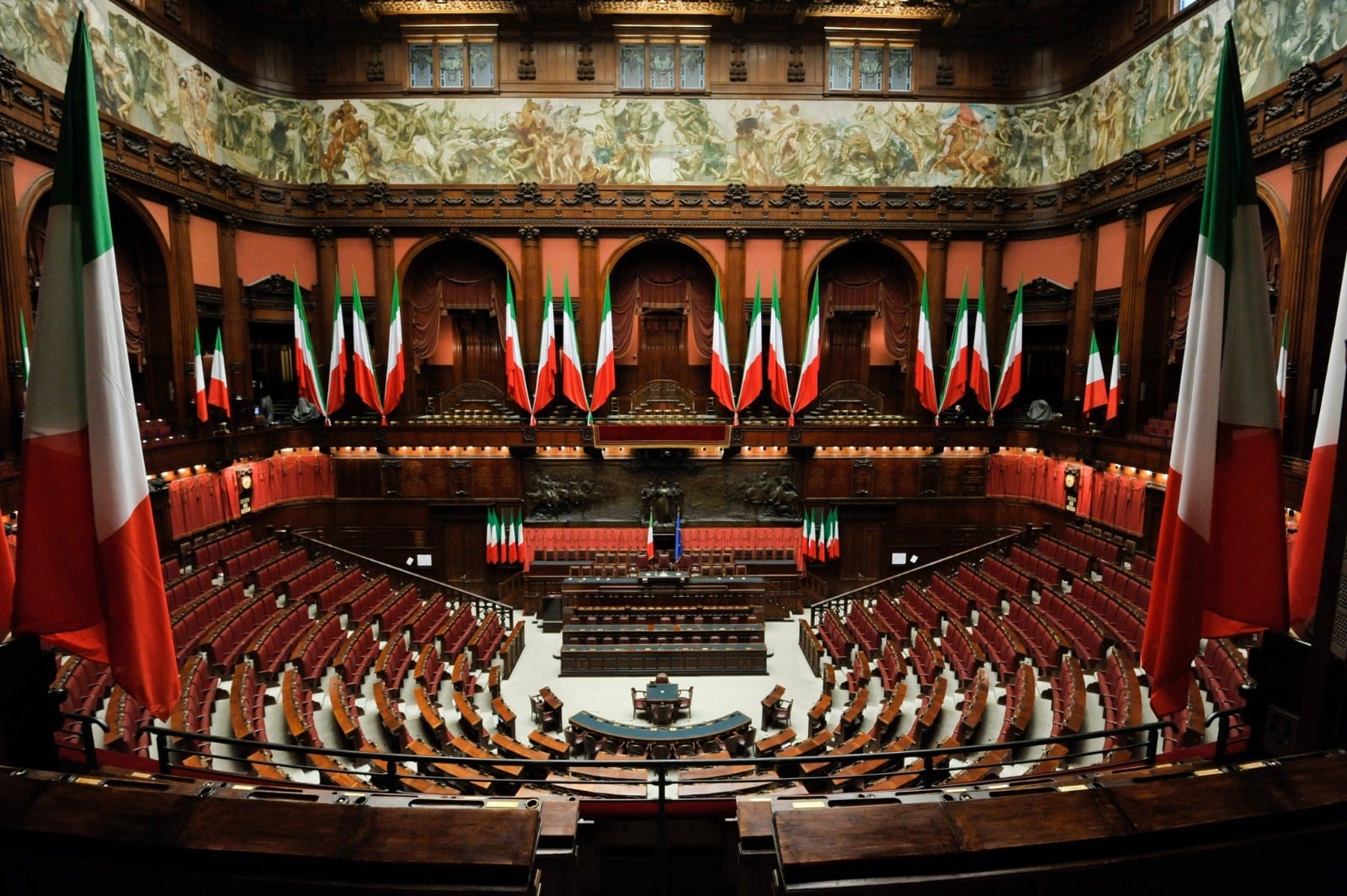 Italia investește din nou în sprijinul pentru Ucraina, dar cu o notă de compromis politic intern Guvernul italian a aprobat luni un decret ce autorizează continuarea livrărilor de ajutor militar către Ucraina până în anul 2026, într-un context marcat de tensiuni și divizări în coaliția de guvernare de dreapta condusă de premierul Giorgia Meloni
