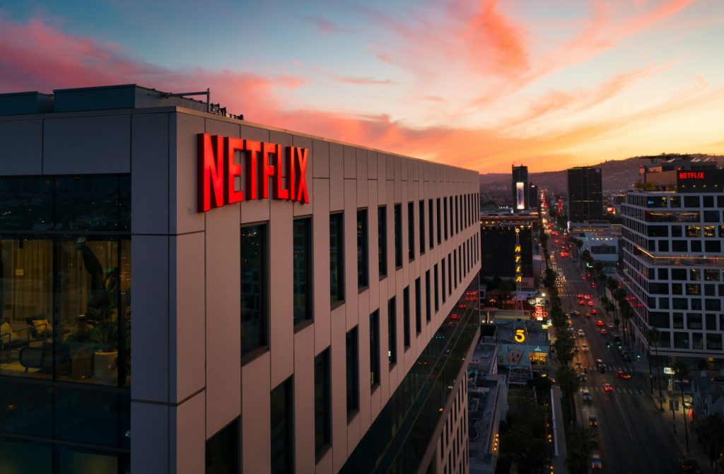 [ad_1] Donald Trump a afirmat că va fi „implicat” în decizia referitoare la autorizarea preluării Warner Bros de către Netflix, întrucât această tranzacție de 72 de miliarde de dolari primește reacții critice din partea industriei media, conform unor informații de la o televiziune de știri