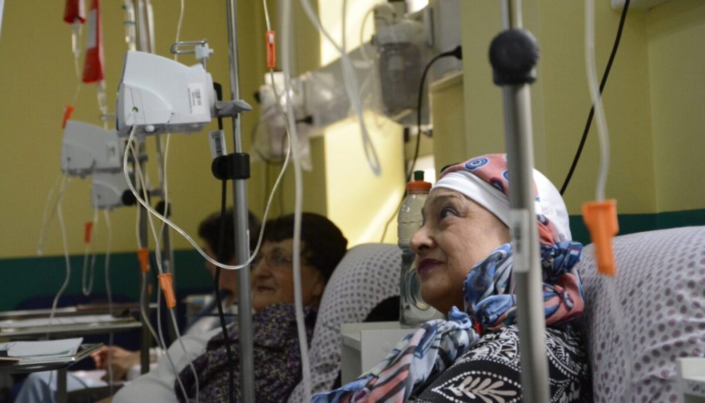 Pacienții cu cancer din Caraș-Severin abandonează tratamentul din cauza deplasărilor către Timișoara / „Situații dificile, greu de suportat pentru cei deja în luptă cu o boală severă”