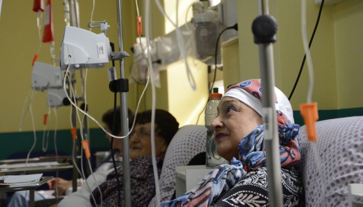 Pacienții cu cancer din Caraș-Severin abandonează tratamentul din cauza deplasărilor către Timișoara / „Situații dificile, greu de suportat pentru cei deja în luptă cu o boală severă”
