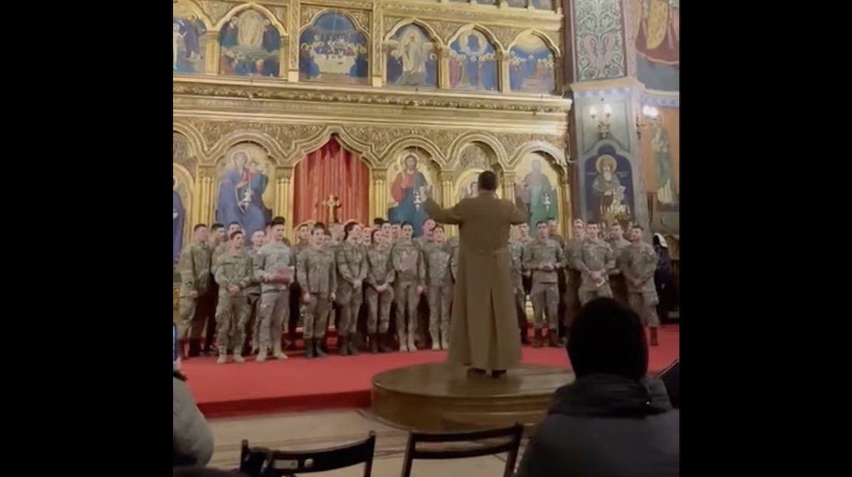 Video: Soldați NATO din Sibiu, vizită simbolică în catedrală – „Între frig și foamete, cu mâini întinse spre porți închise” / Răspunsul comandamentului