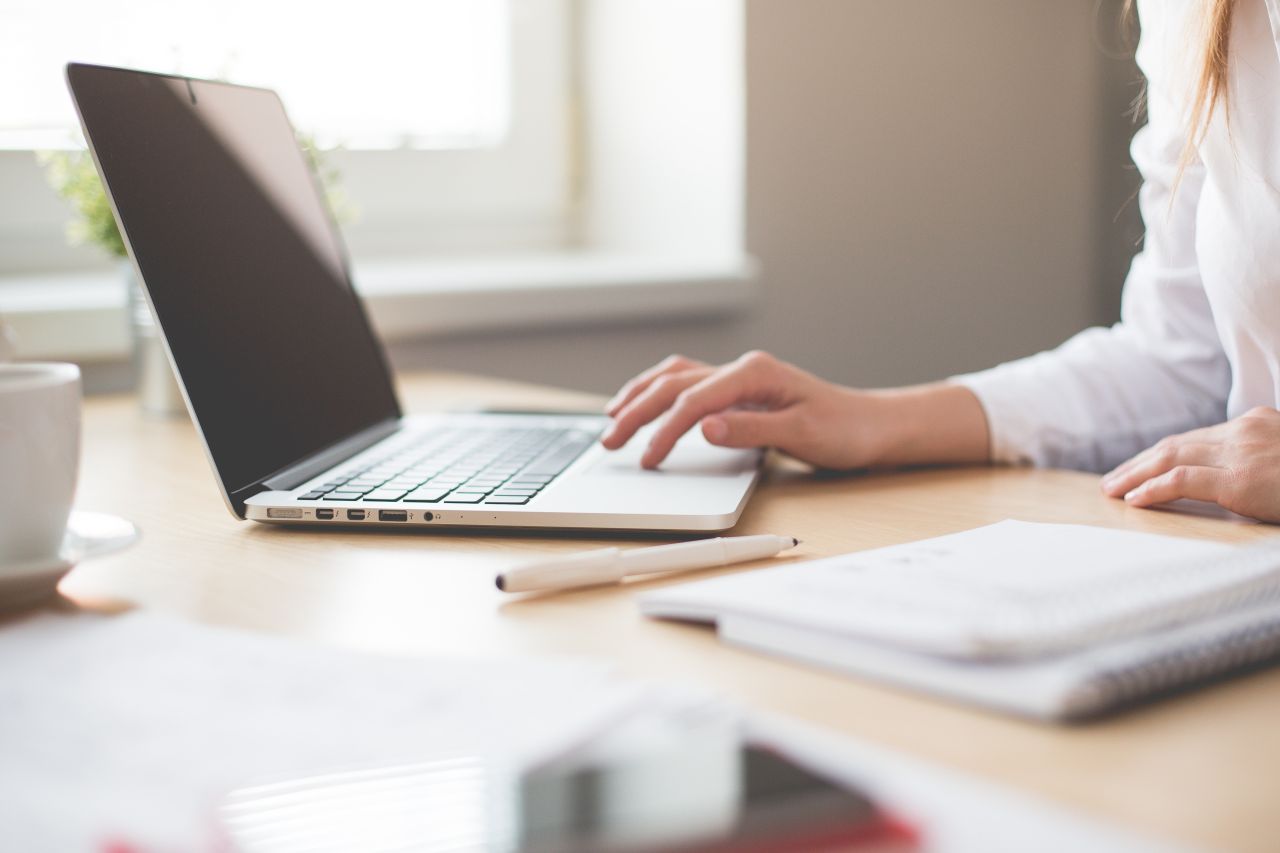 Editura franceză Harlequin explorează utilizarea traducerii automate cu inteligență artificială, în timp ce mai mulți traducători au fost contactați telefonic pentru a li se comunica încheierea colaborării