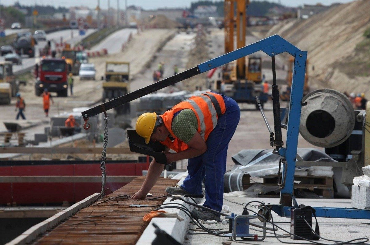 Începând cu data de 1 ianuarie 2026, industria construcțiilor din România va resimți o creștere progresivă a costurilor, ca rezultat al implementării unei taxe pe carbon pentru materiile prime importate din afara Uniunii Europene
