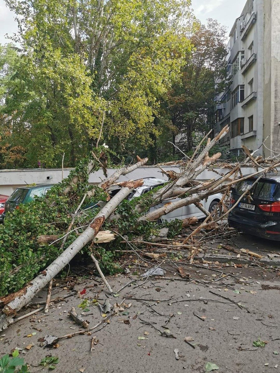 [ad_1] Administrația Națională de Meteorologie a emis, în timpul nopții de sâmbătă spre duminică, mai multe avertizări referitoare la fenomene meteo periculoase
