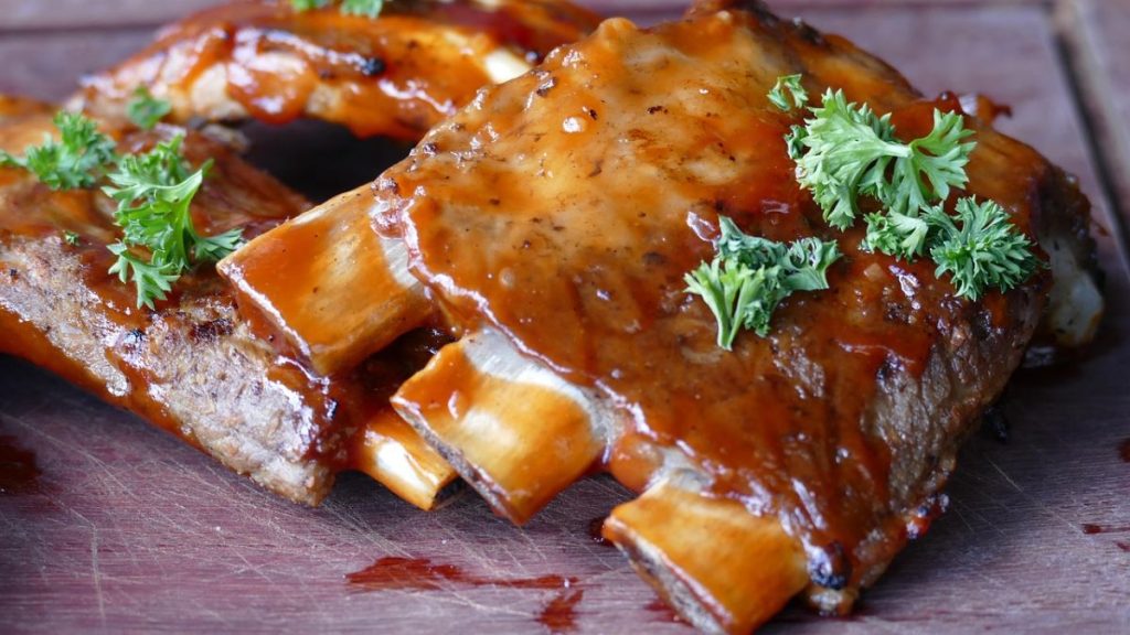 Tradiție și modernitate se întâlnesc de Crăciun: costițe de porc gătite lent, acompaniate de o garnitură dulce-acrișoară și orez negru aburind