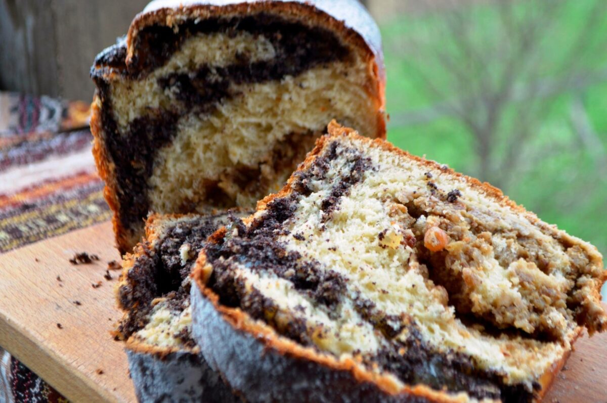 De la tradiție la simbol al sărbătorilor pascale: Cum au ajuns cozonacii pe mesele românilor În timpul sărbătorilor de Paște și Crăciun, aroma îmbietoare a cozonacilor umple casele românești, devenind, fără îndoială, un simbol al bucuriei colective și al tradiției