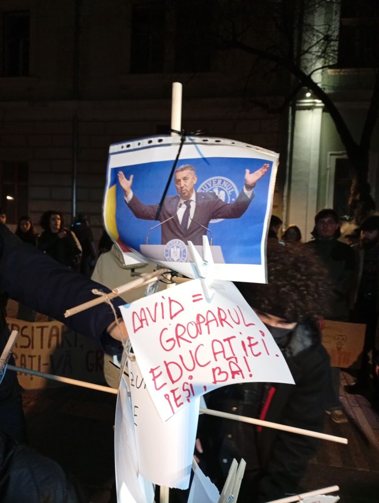 Video: Colind pentru Ministrul Educației, Daniel David, în fața Universității Babeș-Bolyai — „Ia și guvernul cu tine, Domn, Domn, să-l înălțăm, că fără el nu ni[i] mai e bine!”