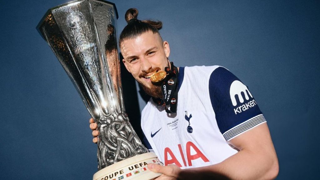 [ad_1] Clubul AS Roma își manifestă interesul pentru Radu Drăgușin, fundașul român al echipei engleze Tottenham Hotspur, conform publicației La Gazzetta dello Sport, menționată de platforma specializată în sport, Football Italia