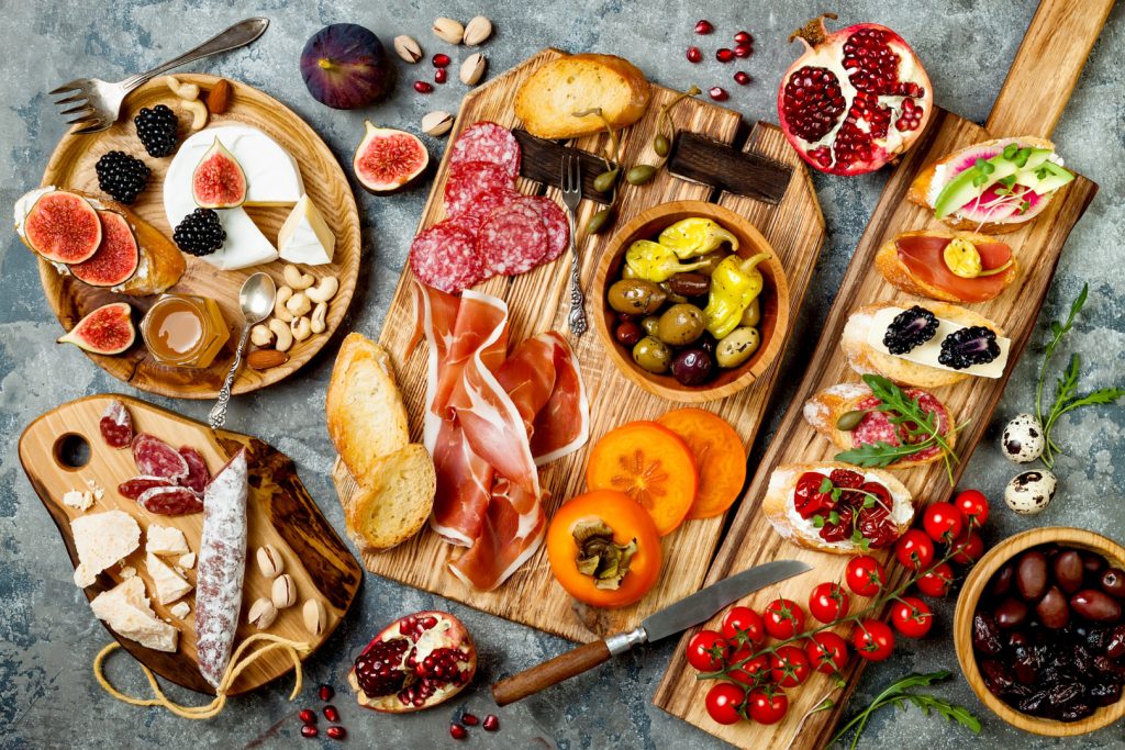 Cum să pregătești un platou ideal de aperitive pentru Revelion: combinații de mezeluri, brânzeturi și alte delicii pentru a surprinde plăcut invitații