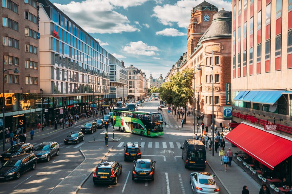 Un autobuz a lovit marți după-amiază o clădire în cartierul Liljeholmen, din Stockholm, un incident care a zguduit comunitatea locală și a readus în discuție siguranța transportului în capitala suedeză