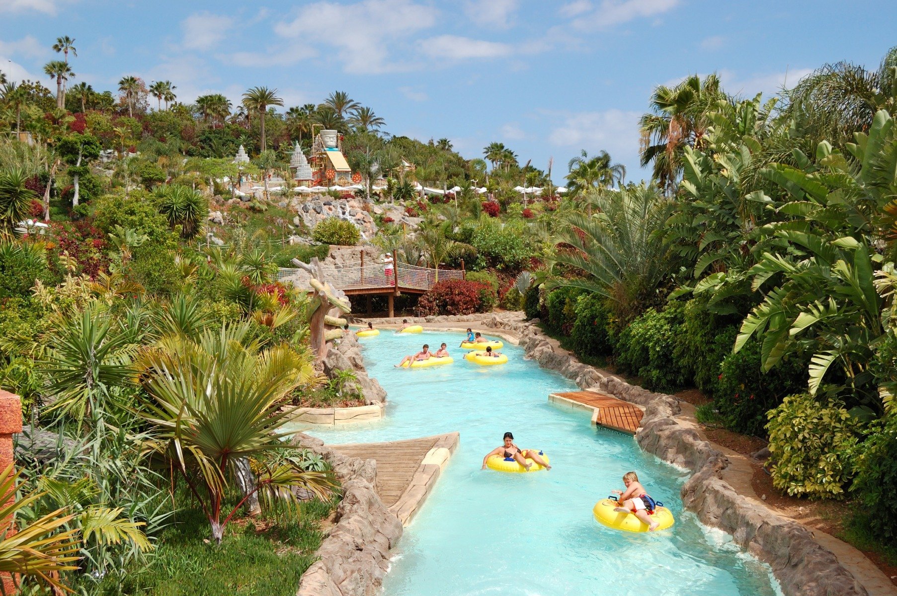 [ad_1] Trei persoane au decedat și alte trei au fost rănite după ce un val uriaș a lovit o piscină naturală de pe coasta de vest a insulei spaniole Tenerife, conform comunicatului autorităților din zonă