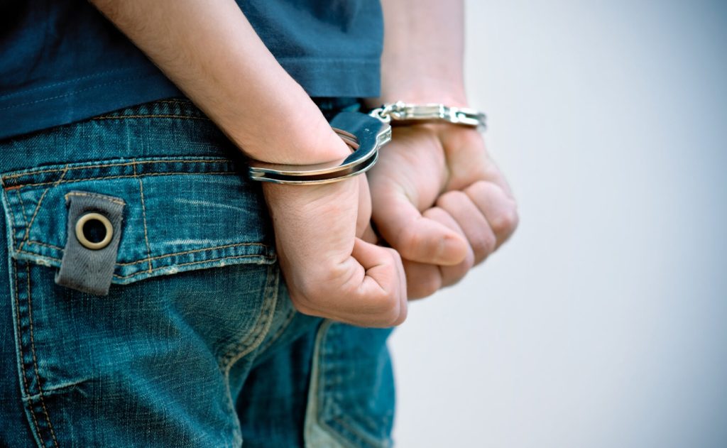 Elev de clasa a X-a din Bihor reținut pentru 24 de ore după ce a agresat un coleg, cauzându-i internarea, din cauza unui amestec de substanțe psihotrope