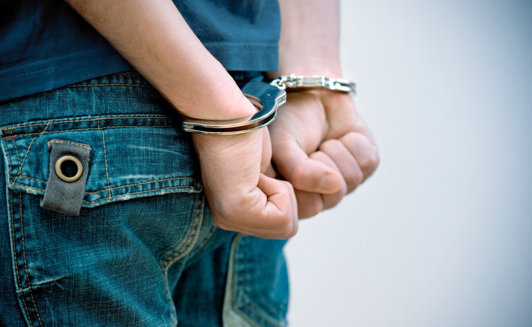 Elev de clasa a X-a din Bihor reținut pentru 24 de ore după ce a agresat un coleg, cauzându-i internarea, din cauza unui amestec de substanțe psihotrope