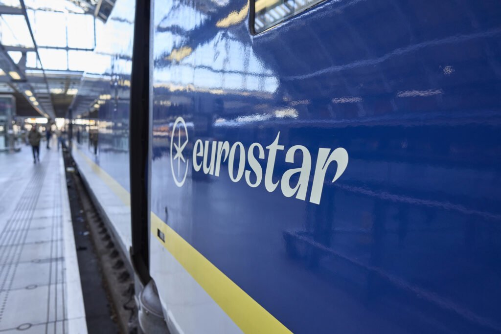 Suspendare totală a serviciilor Eurostar: tunelul sub Canalul Mânecii în criză Bolovanul declanșator pentru o perioada incertă în traficul dintre Marea Britanie și continent a fost anunțul surprinzător al companiei Eurostar, care a decis marți la prânz să suspende „tuturor trenurilor între Londra, Paris, Amsterdam și Bruxelles” până la emiterea unor noi ordine
