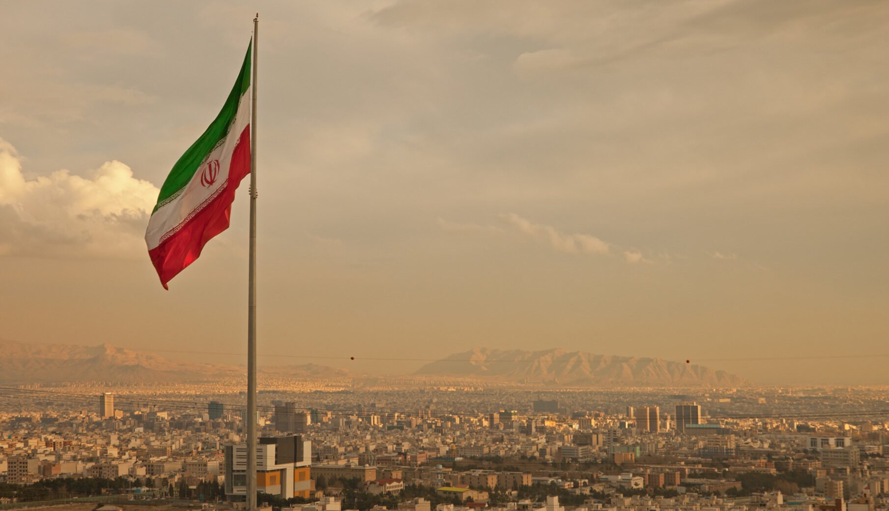 [ad_1] Forțele armate ale Iranului, cunoscute sub numele de Corpul Gardienilor Revoluției Islamice (IRGC), au interceptat miercuri o navă suspectată de contrabandă cu combustibil, cu 16 membri străini ai echipajului la bord, conform informațiilor publicate de presa de stat și preluate de agenția de știri AFP