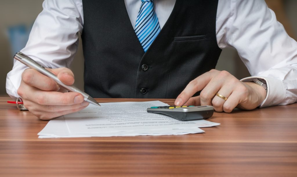 Surse: Bugetul pentru anul 2026 va include TVA-ul obișnuit de 21% și 11% pentru sectorul HoReCa / Se menține scutirea de 300 lei pentru salariul minim