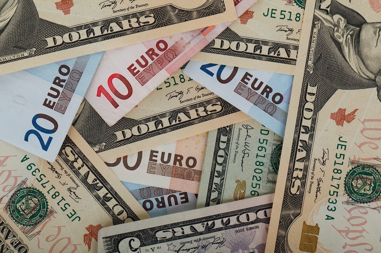 Bulgaria adoptă euro în contextul temerilor legate de inflație, în timp ce Croația devine ultima țară care a introdus moneda unică în 2023