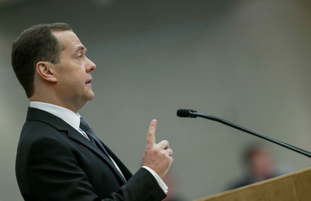 Medvedev lansează amenințări violente la adresa liderului ucrainean în contextul escaladării conflictului În ultima manifestare de retorică intensă, fostul președinte și actual vicepreședinte al Consiliului de Securitate al Rusiei, Dmitri Medvedev, a lansat o avertizare dură la adresa președintelui Ucrainei, Volodimir Zelenski