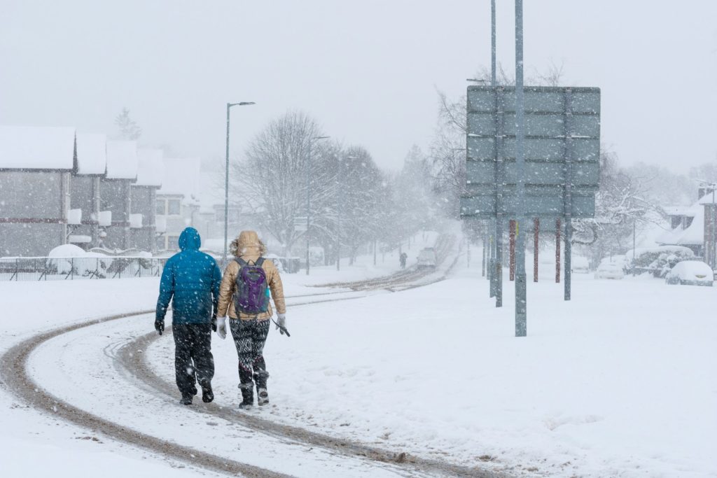 [ad_1] Administrația Națională de Meteorologie a emis sâmbătă o avertizare pentru intensificări ale vântului și precipitații în principal sub forma de ninsoare, ghețuș, polei și viscol