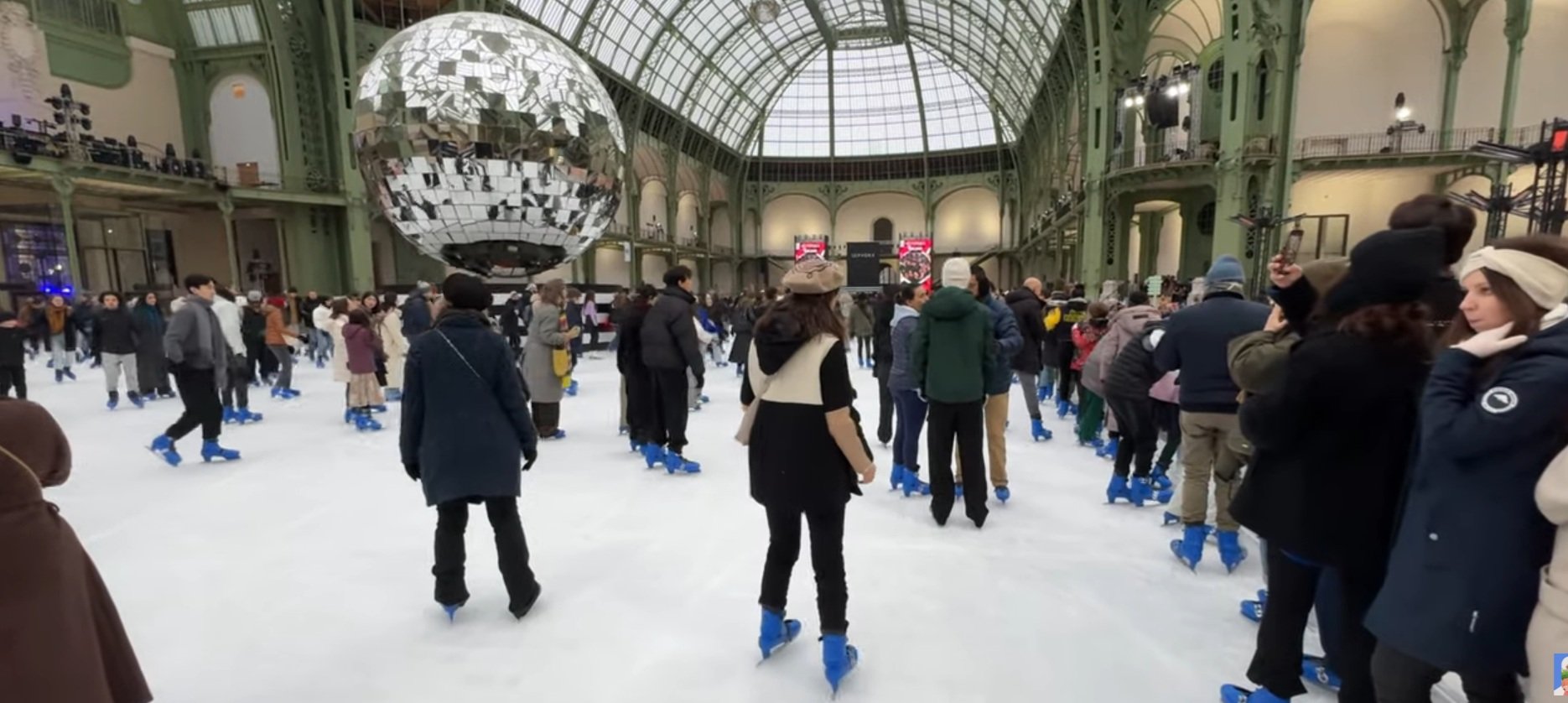 Cel mai mare patinoar acoperit din lume se află în Franța: Tarifele pentru patinaj la Grand Palais din Paris